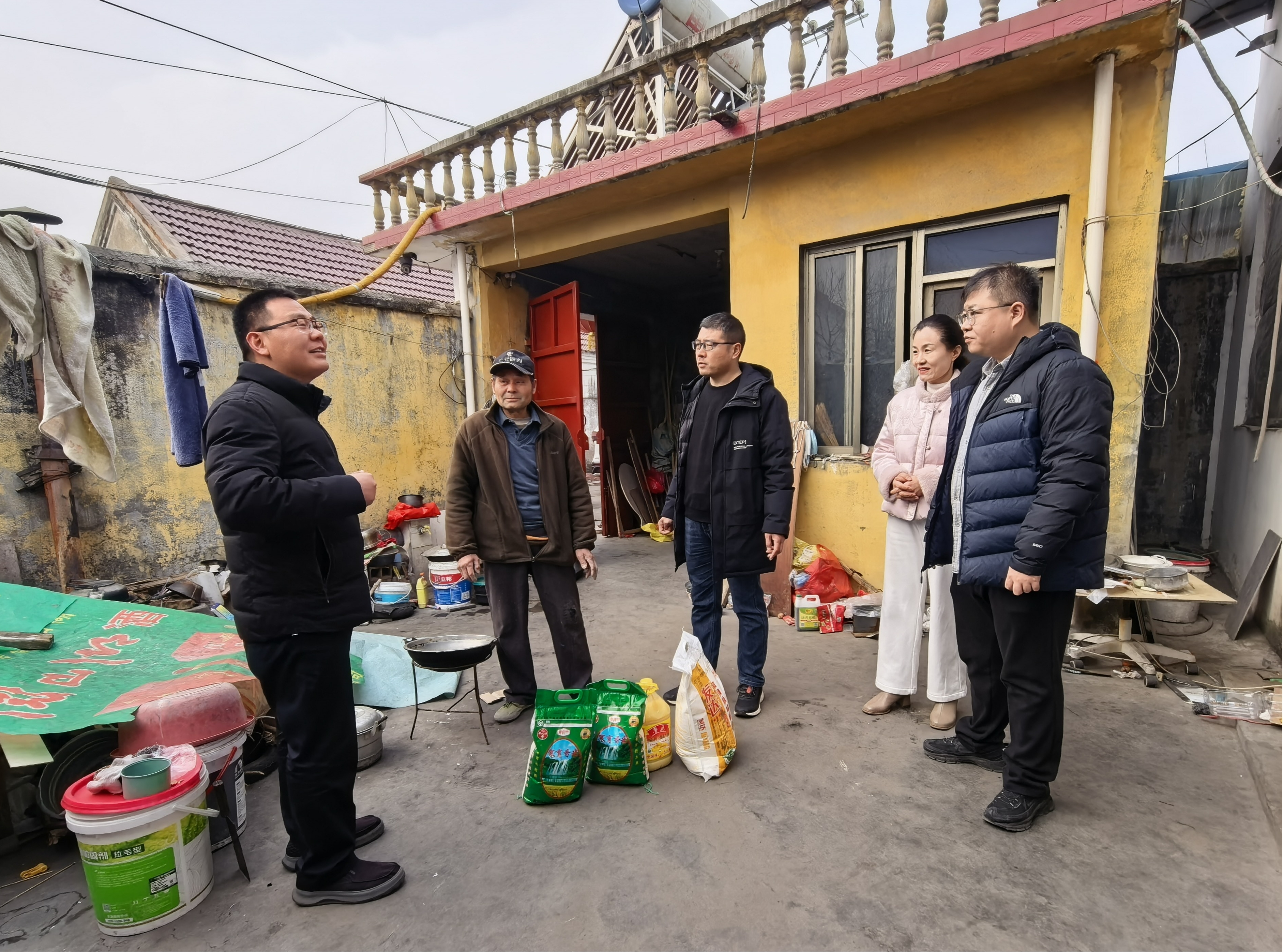 谈球吧官网到殷庄社区开展春节送温暖走访慰问活动